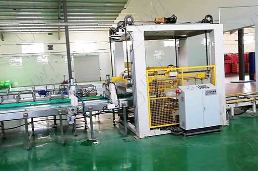 實罐碼垛機(jī)側(cè)面